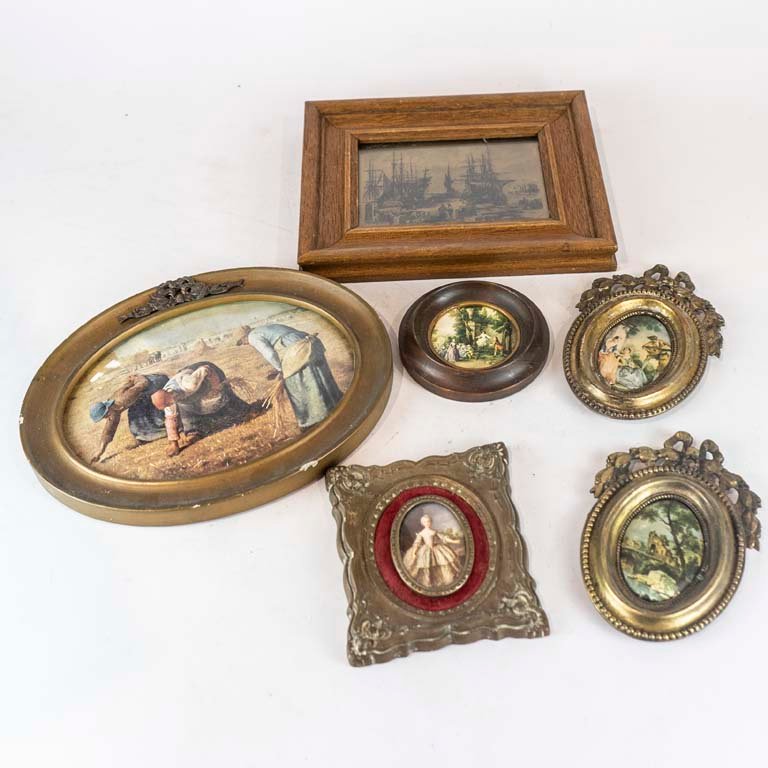 Lote siguiente: Cuadros y miniaturas con marco de madera, metal y yeso