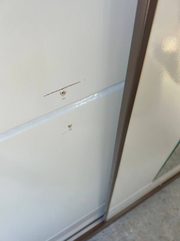 Gabinete Blanco con Espejo y Puertas Corredizas - imagen 4