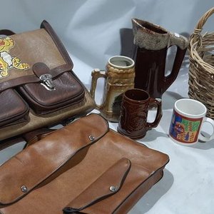 Lote: Canasto de mimbre, jarras de cerámica y portafolios de cuero - imagen 3