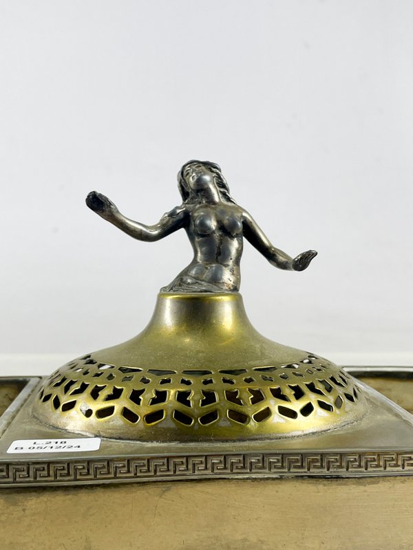 Centro en metal con figura americana y depósitos hialinos - imagen 2
