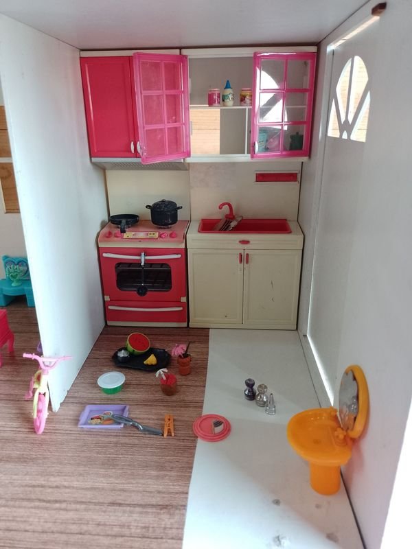 Casa de muñecas con muebles y accesorios - imagen 3