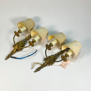 Lote siguiente: Par de Apliques Franceses de Bronce con Pantallas y Decoración Floral