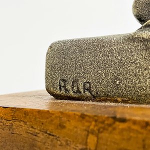 Escultura Dama Inclinada en Yeso Gris sobre Base de Madera - imagen 3