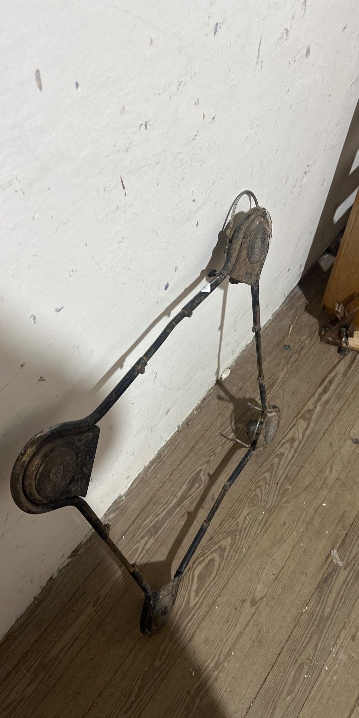 Soporte Metálico para Rueda de Carro o Carretilla
