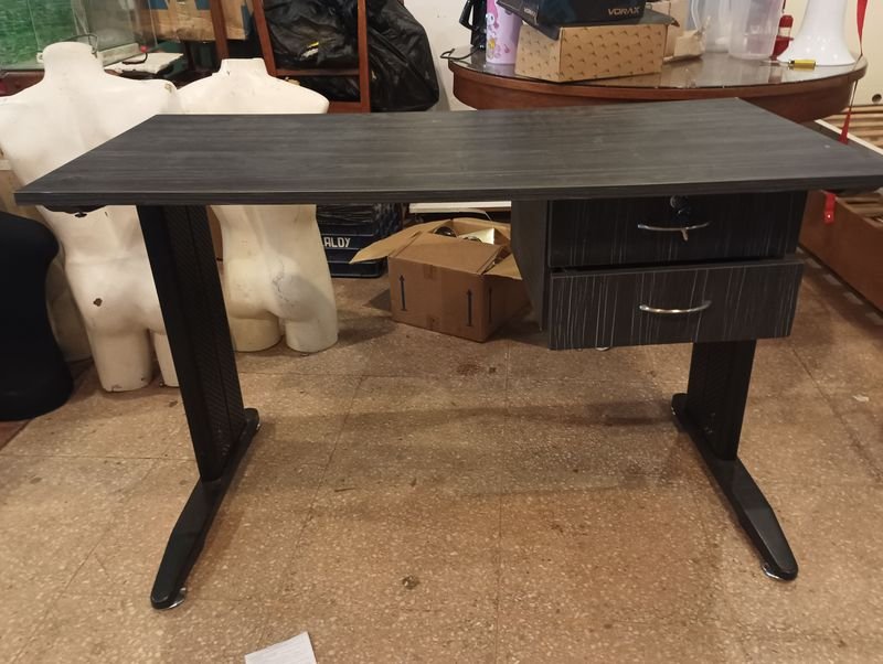 Mesa de escritorio en buen estado - imagen 2