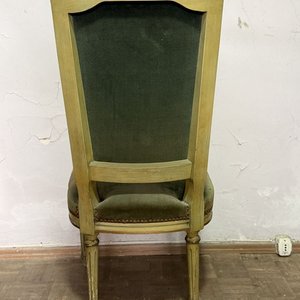 Silla Clásica de Madera con Tapizado Verde y Detalles Dorados - imagen 4