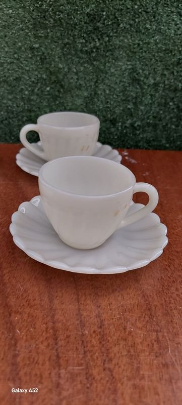 Tazas y platillo de porcelana blanca - imagen 3