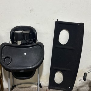 Lote siguiente: Silla de bebé alta con bandeja y cric hidráulico