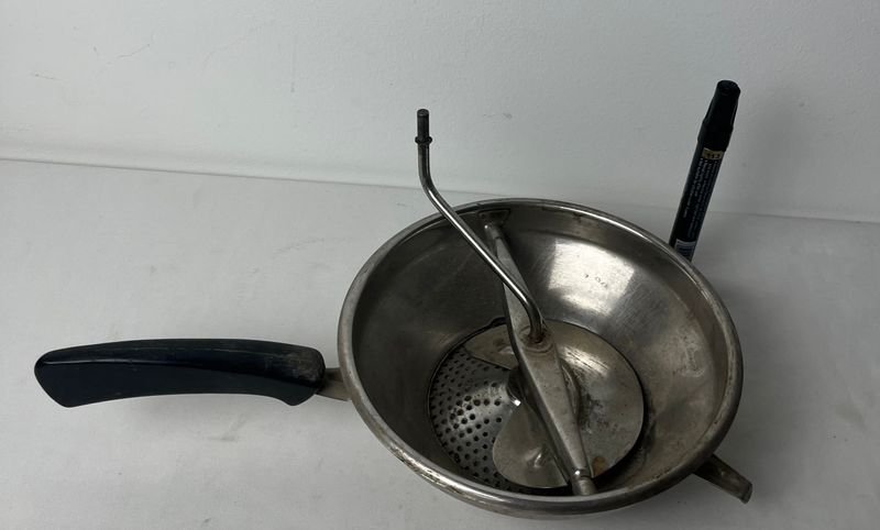 Molinillo para legumbres - Molinillo de metal antiguo - imagen 2