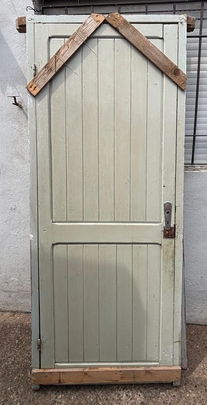 Puerta Antigua de Madera Panelada Color Grisáceo con Herrajes
