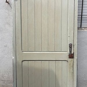 Puerta Antigua de Madera Panelada Color Grisáceo con Herrajes - imagen 1