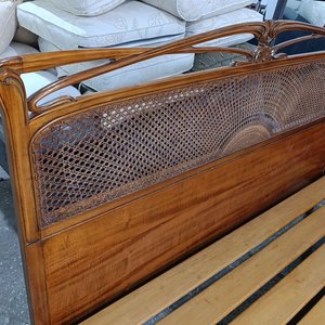 Cama de 2 Plazas en Madera Tallada con Respaldo y Piecera Estilizada - imagen 6