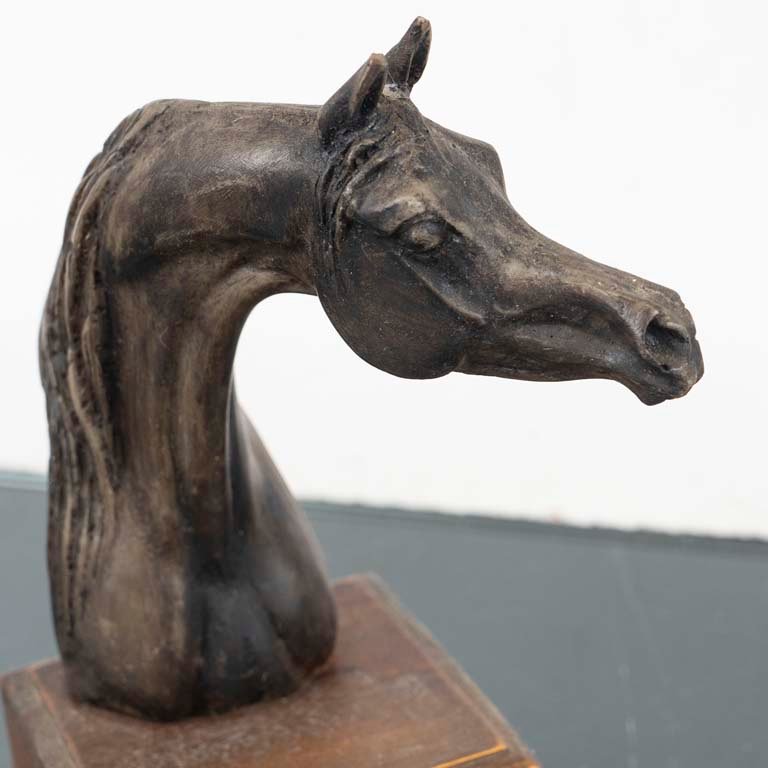 Escultura de caballo de bronce con base de madera - imagen 2
