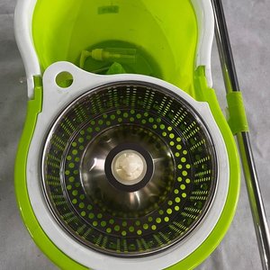 Mopa con Balde Centrifugador Verde y Tacho de Metal - imagen 2
