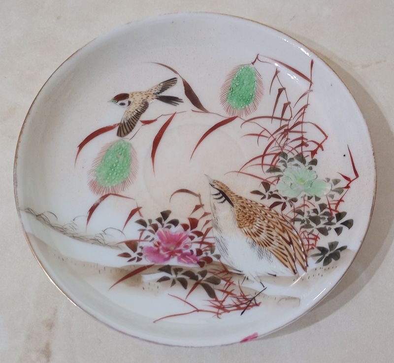 Platillo de Opalina blanca, pintado a mano. Motivo faisán y vegetación. - imagen 2