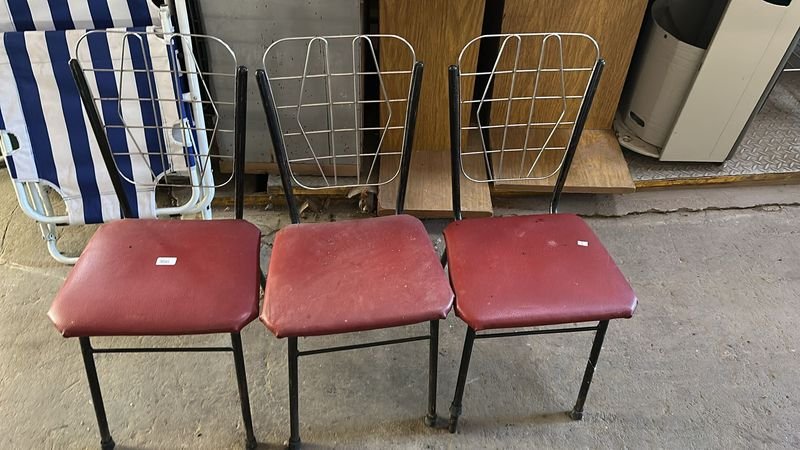 Lote siguiente: Sillas en hierro tapizadas rojas
