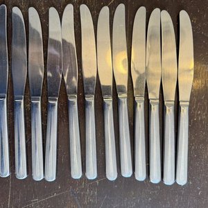 Lote siguiente: Juego de 11 Cuchillos de Mesa Acero Inoxidable con Líneas Decorativas