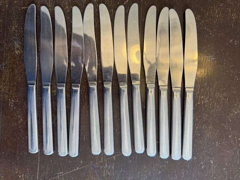Juego de 11 Cuchillos de Mesa Acero Inoxidable con Líneas Decorativas