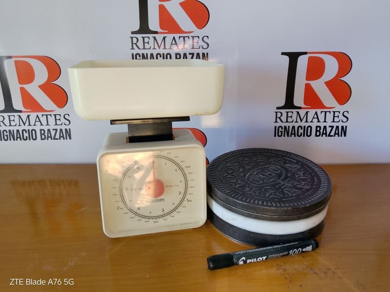 Balanza y tarro de galletas con forma de Oreo - imagen 2