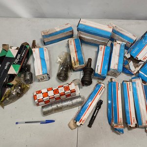 Lote anterior: Lote de 23 Cajas de Repuestos Automotrices: Ejes, Piñones y Más