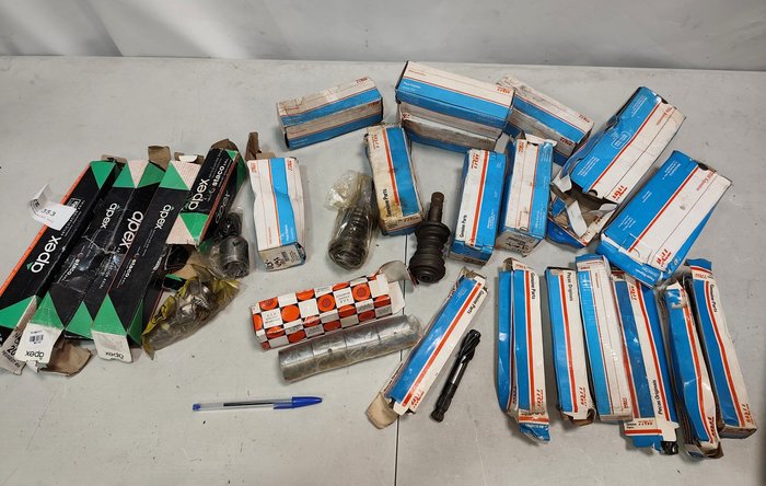 Lote de 23 Cajas de Repuestos Automotrices: Ejes, Piñones y Más