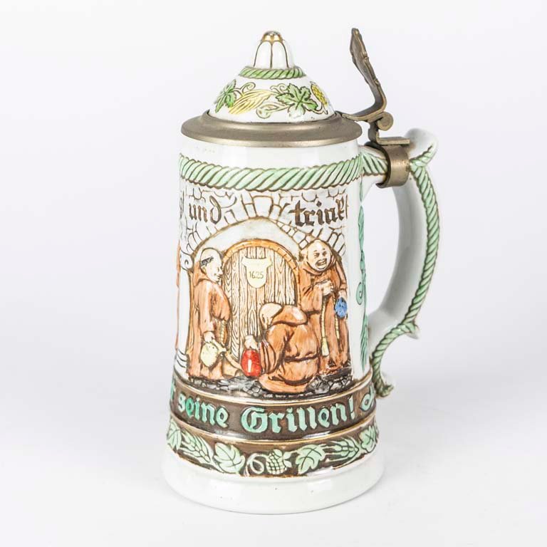 Jarra de porcelana con escenas y tapa de peltre y porcelana - imagen 2