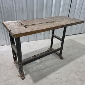 Lote siguiente: Mesa de Trabajo Industrial con Estructura Metálica y Tapa de Madera