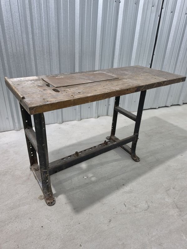 Mesa de Trabajo Industrial con Estructura Metálica y Tapa de Madera