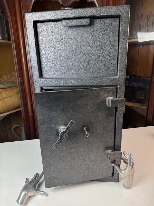 Buzonera con caja fuerte en impecable estado - imagen 2