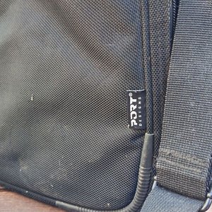 Portafolio  ejecutivo color negro, con manijas, cierre perimetral y correa - Con detalles de uso - imagen 5