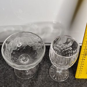 Set de 3 piezas de vidrio labrado grueso: copas y jarrita - imagen 5