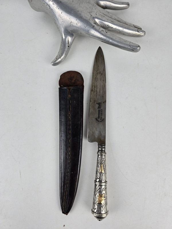 Cuchillo Criollo J.M. Mailhos con Mango de Platería Criolla y Vaina