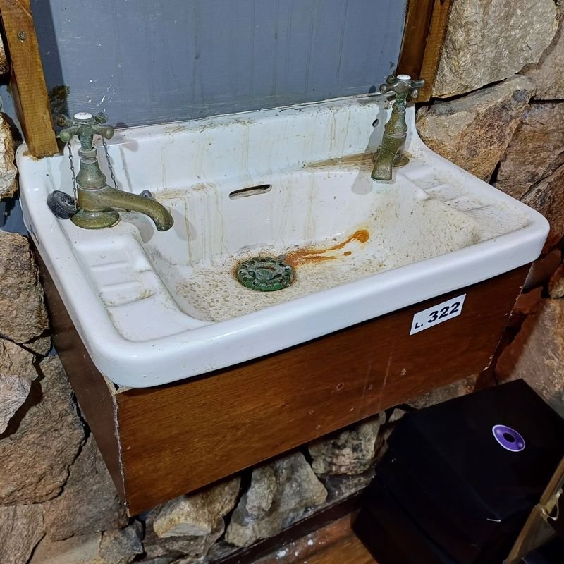 Lote anterior: Pileta antigua de loza marca Estándar con grifería y base en madera