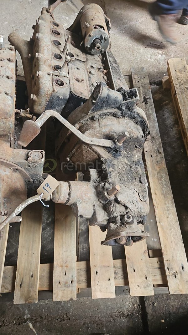 Motor de Combustión Interna Antiguo para Repuestos o Restauración