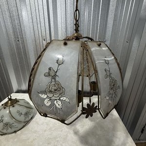 Par de Lámparas Antiguas de Vidrio y Metal Dorado con Diseño Floral - imagen 10