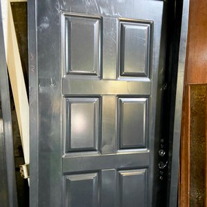 Puerta de Chapa Negra para Exterior con Detalles de Uso - imagen 3