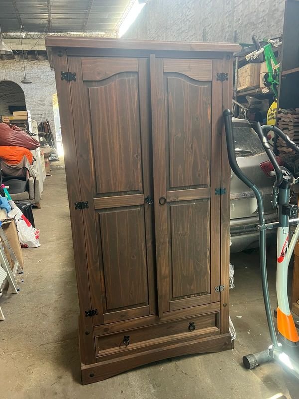 Ropero de Madera Oscura con Dos Puertas y Cajón - imagen 1