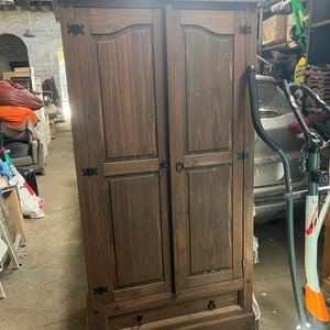 Lote anterior: Ropero de Madera Oscura con Dos Puertas y Cajón