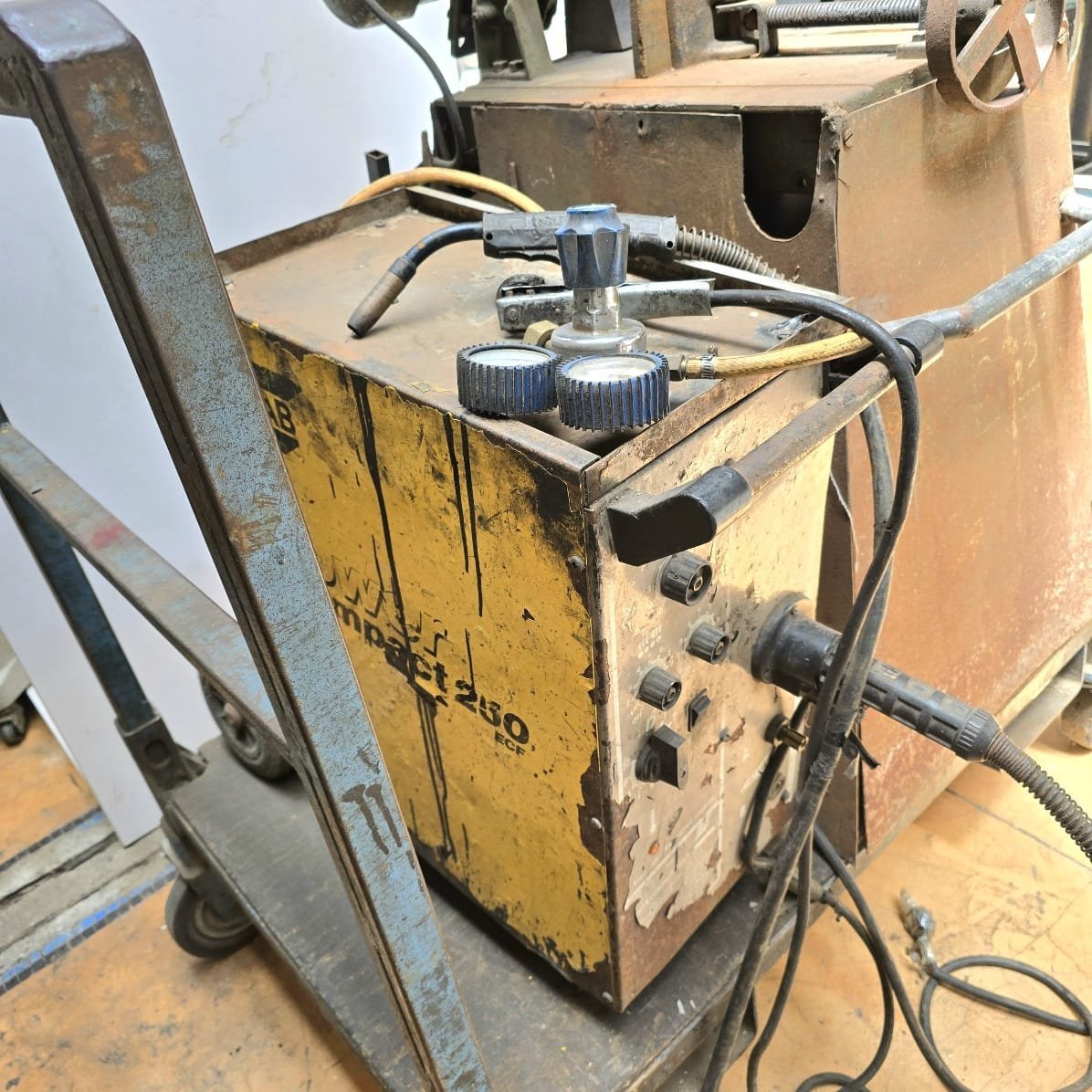 Item lote-65-soldadora-mig-esab-power-compact-250-ecf - Image 1