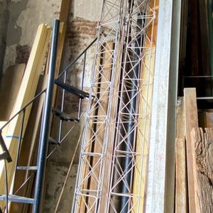 Lote siguiente: Cuatro Cerchas de Antena Triangulares Metálicas