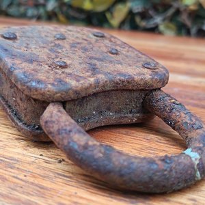 Antiguo Candado de Hierro Forjado con Guardapolvo Basculante Estilo Rústico - imagen 3