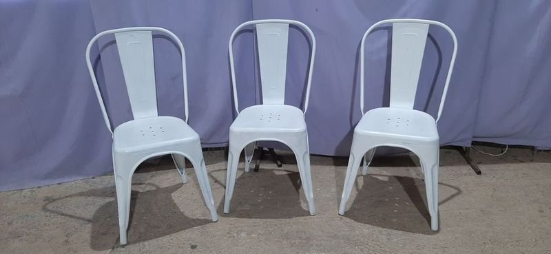 Mesa redonda y sillas de plástico blanco - imagen 2
