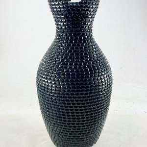 Lote siguiente: Florero de Vidrio Negro con Textura Decorativa, 48 cm