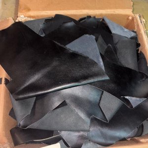 Lote de Retazos de Cuero en Varios Tonos para Artesanos - imagen 17