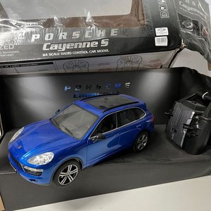 Lote siguiente: Auto a Escala Porsche Cayenne S Azul 1:14 con Control Remoto