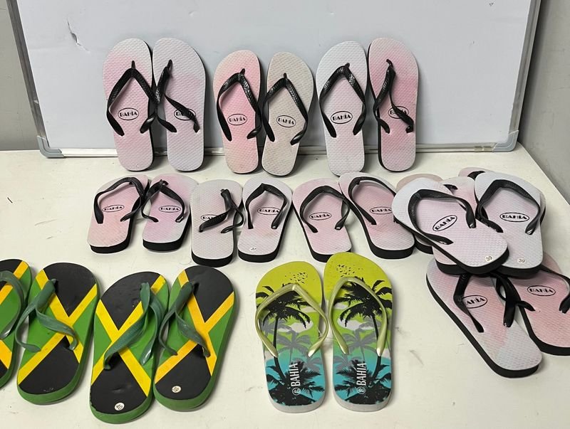 Lote de 13 Pares de Ojotas y Chinelas Variadas