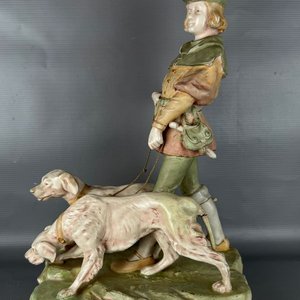 Figura Antigua de Porcelana: Cazador con Perros de Caza Dux Bohemia - imagen 1