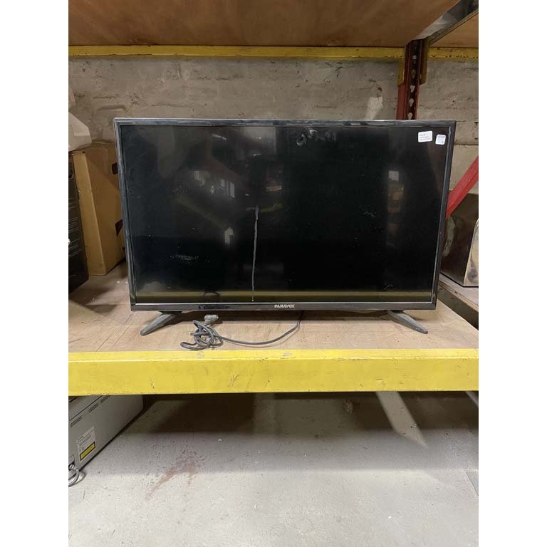 Televisor Panavox 32" con pantalla dañada