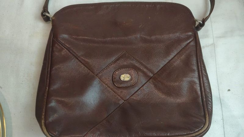 Cartera bandolera de cuero marrón con accesorios - imagen 3