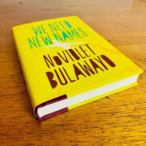Libro "We Need New Names" de NoViolet Bulawayo, Tapa Dura - imagen 3